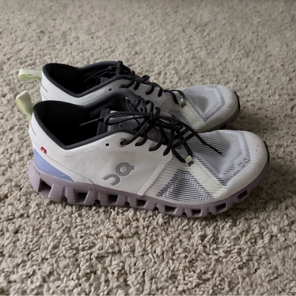 ON Cloud Athletic Running Shoes in White and Lavender